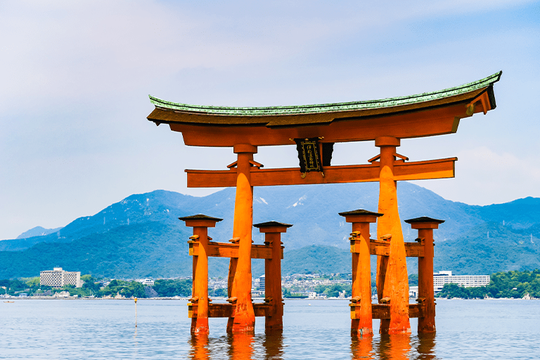 広島県宮島にある厳島神社の大鳥居