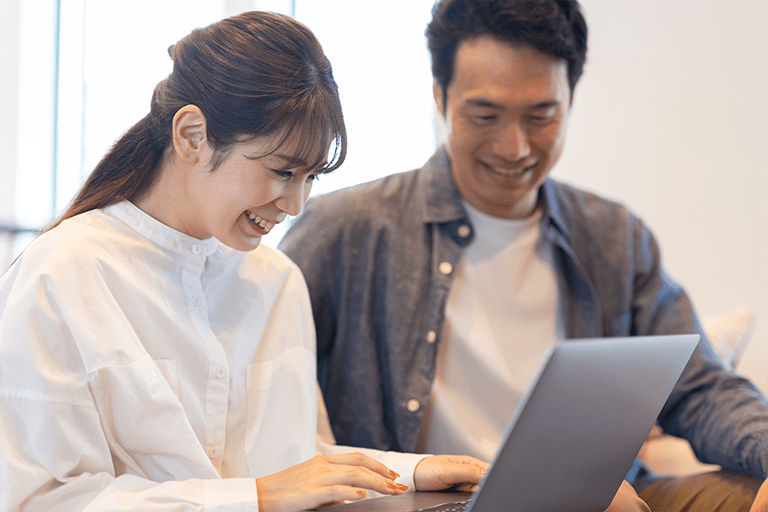 瀬戸内のホテルを予約しようとしているカップル