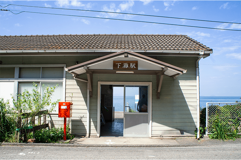 愛媛県伊予市にある下灘駅越しに見る瀬戸内海