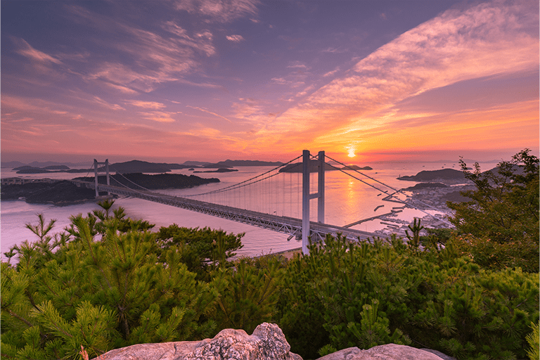 岡山県倉敷市にある鷲羽山展望台から見た瀬戸大橋と瀬戸内海の夕暮れ