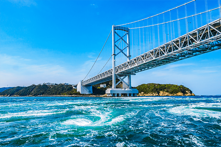 淡路島付近に出現する渦潮と大鳴門橋