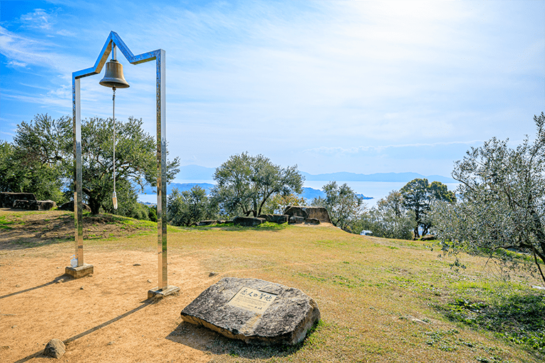 岡山県の牛窓オリーブ園の幸福の鐘越しに見た瀬戸内海