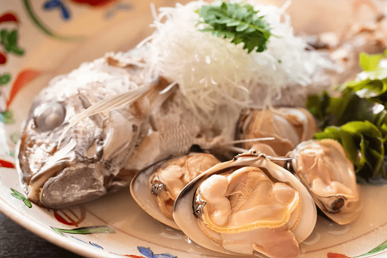 数寄屋造りのダイナー「万里荘」で提供される鳴門鯛の酒蒸し