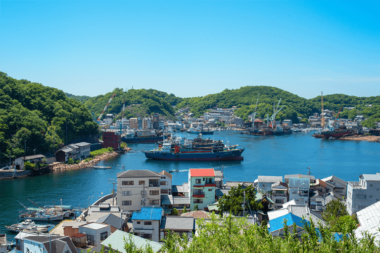 大小44の島々で構成される家島諸島の港の風景
