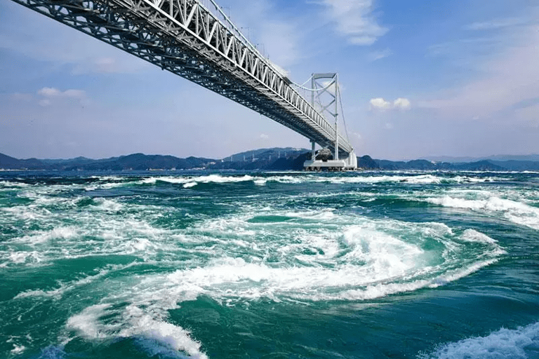 鳴門海峡の渦潮と瀬戸大橋
