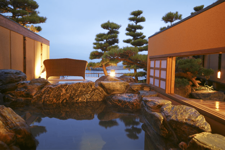 瀬戸内でおすすめのホテル「ホテルニューアワジ ヴィラ楽園」の露天風呂越しに見る瀬戸内海と多島美