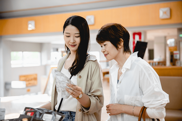 瀬戸内に旅行してお土産を選ぶ親子