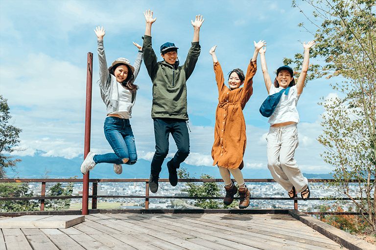 瀬戸内を旅行する学生グループ