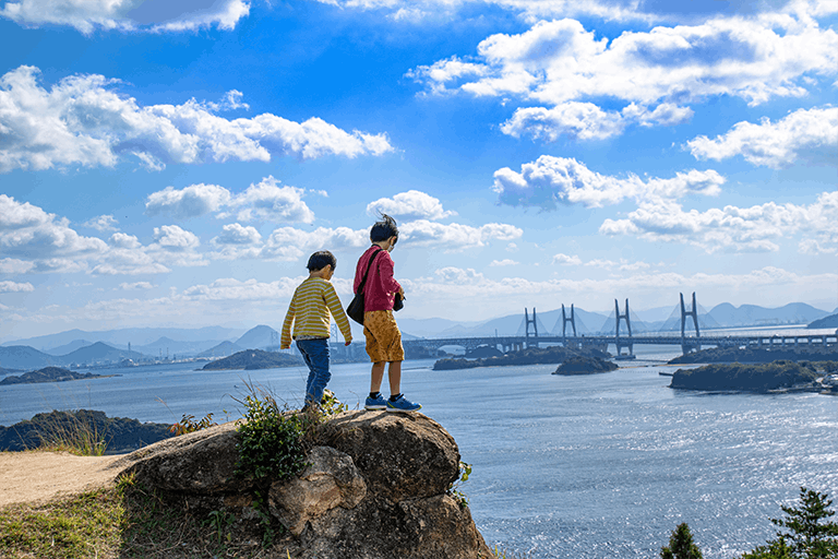 しまなみ海道の観光スポットで休憩する子どもたち