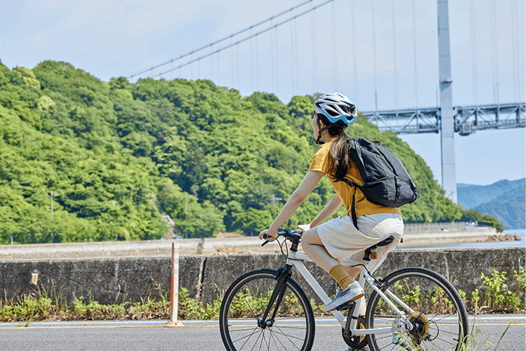 しまなみ海道のモデルコースをサイクリングする女性