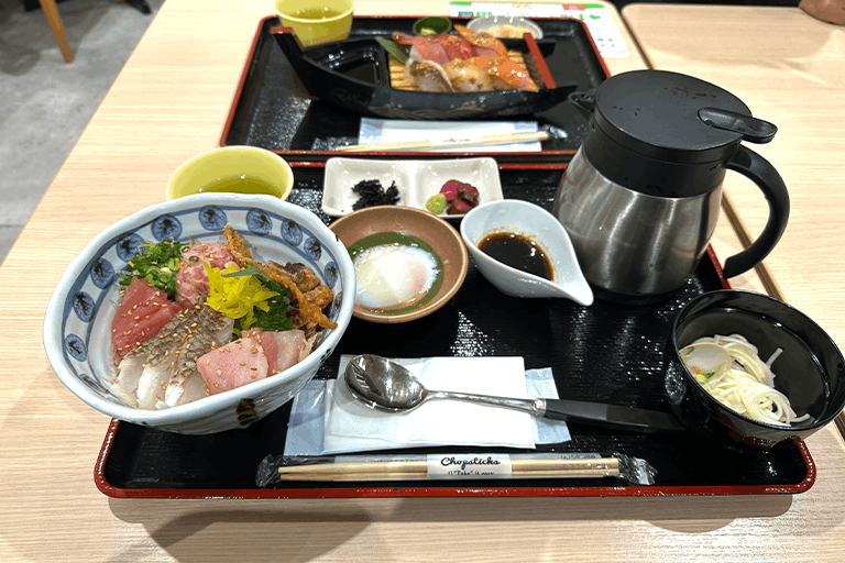 海鮮丼＋おにぎり鮨 寿司丸で注文した真鯛とマグロの海鮮丼