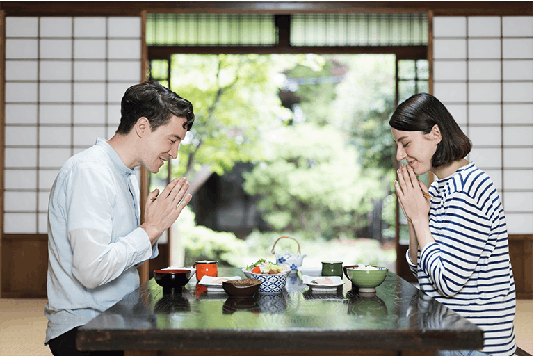 瀬戸内海の海鮮が楽しめる料亭でグルメを楽しむカップル