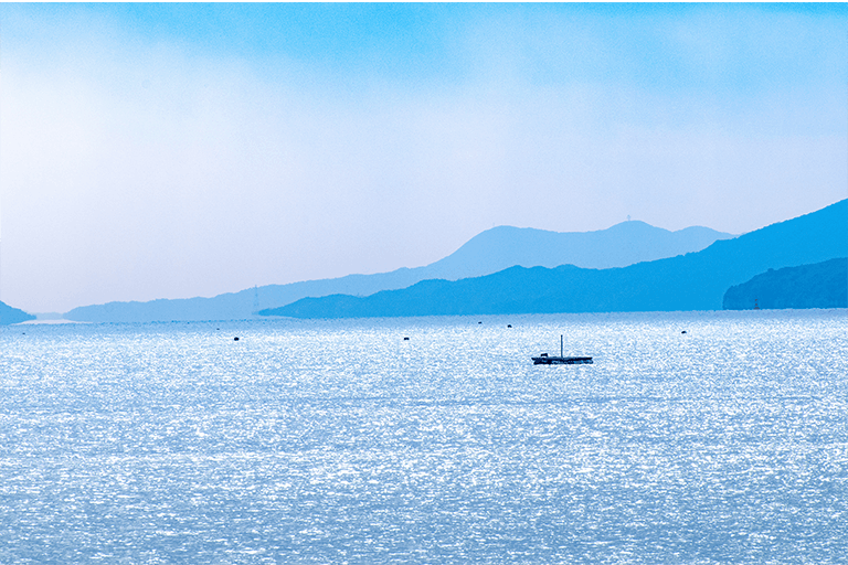 瀬戸内海に浮かぶ一隻の漁船