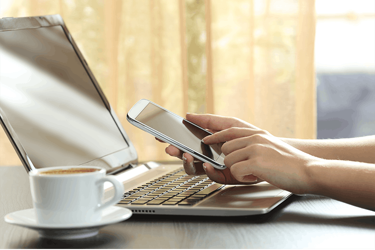 瀬戸内エリアの回転寿司を予約している人の手元