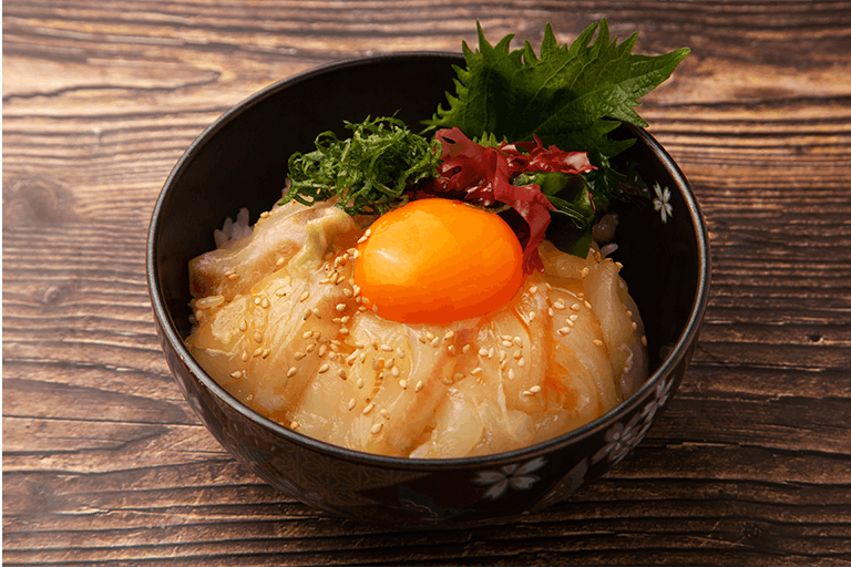 瀬戸内海で獲れた鯛を醤油ベースのタレに漬け込んだ「宇和島鯛めし」