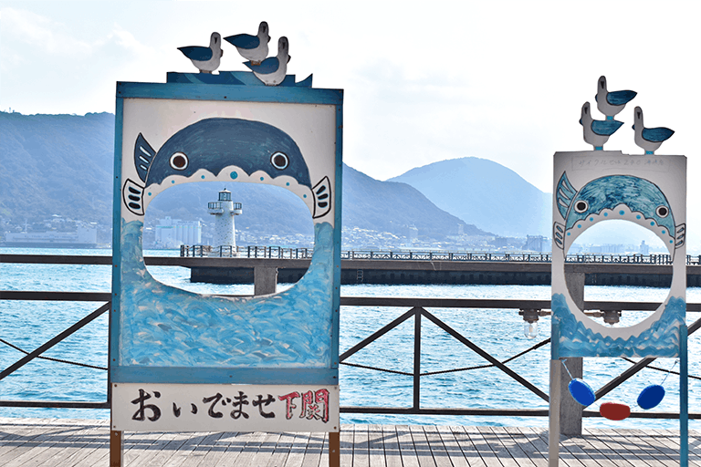 山口県下関市の港にあるふぐの看板